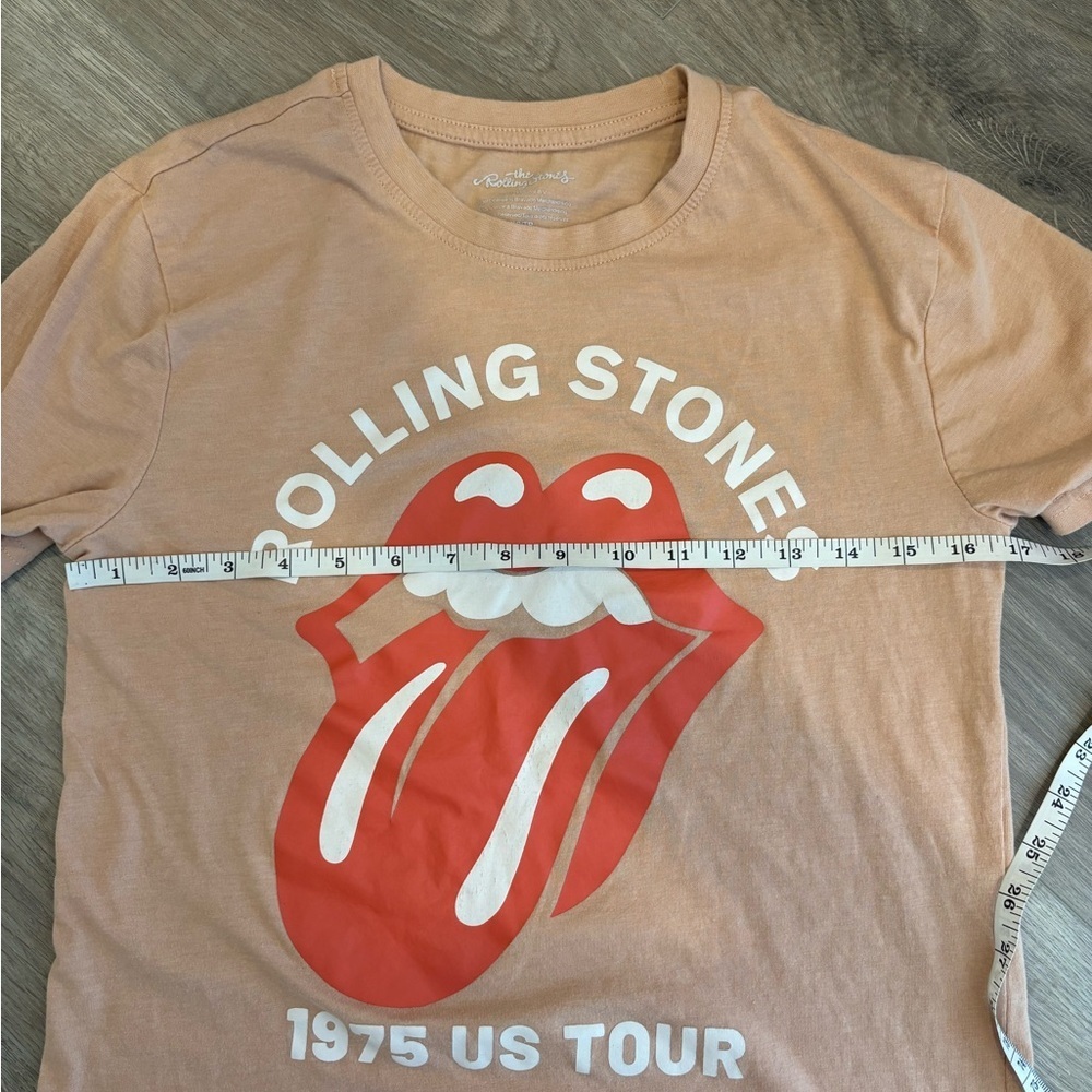 Rolling Stones Logo Band Tee Tan Pale Pink Graphic T-Shirt Size XS Rock Music - Picture 9 of 10